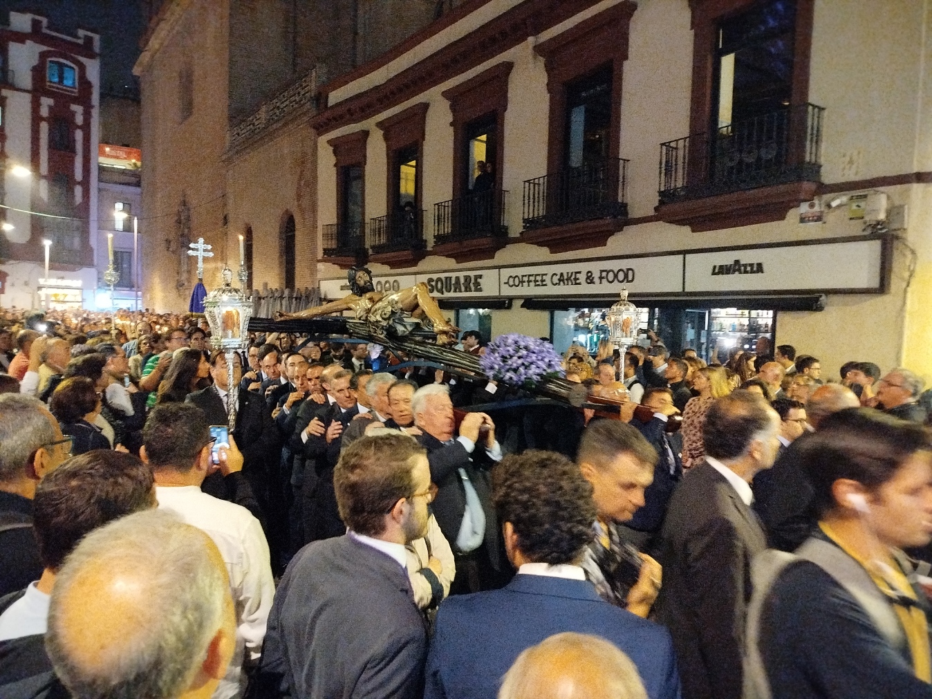 Procesión de la Hermandad de los estudiantes de la Universidad de Sevilla