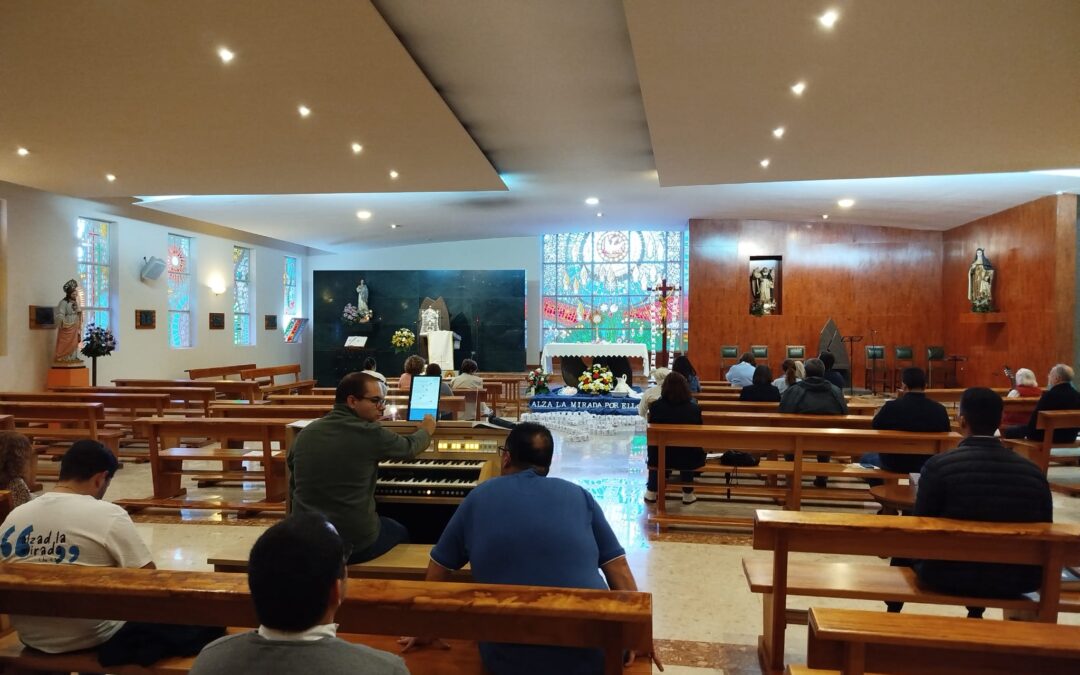 Con la Vigilia preparada por el Seminario concluyó la cadena de adoración por los frutos de la visita del Papa