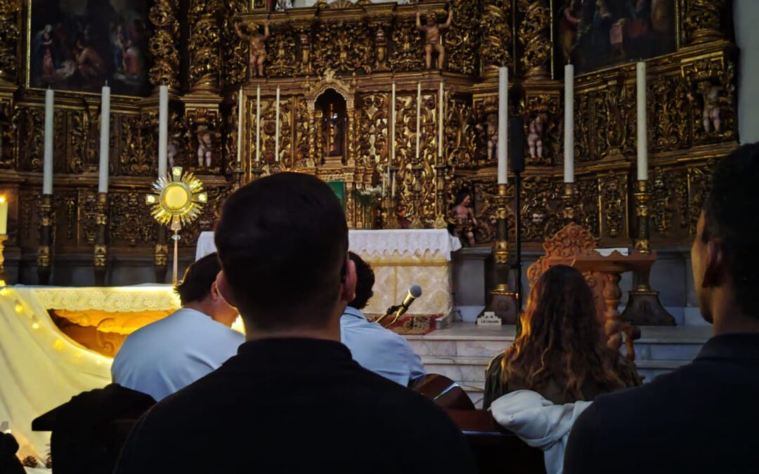 En oración junto a los jóvenes de HKN por la visita del Papa