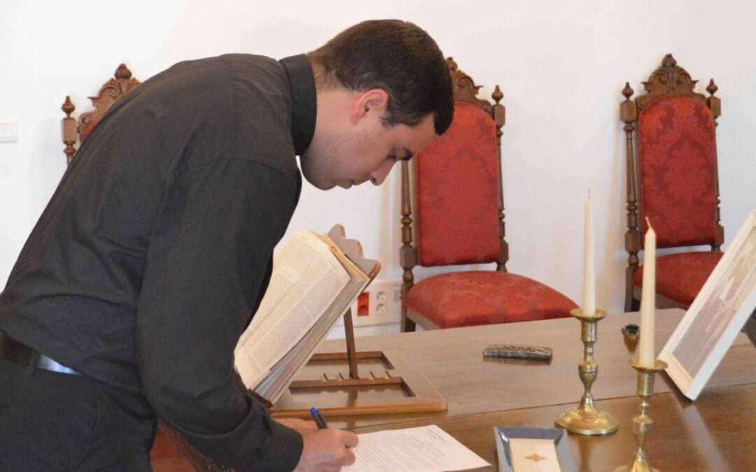 Gustavo Pinto hizo la profesión de fe y juramento de fidelidad ante el obispo